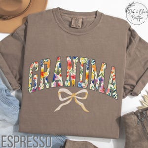 Coquette Floral Grandma Shirt, Mothers Day Gift, Comfort Colors Retro Graphic Mom T-Shirt, Trendy Bow Grandma Crewneck Shirt, Gift For Mom