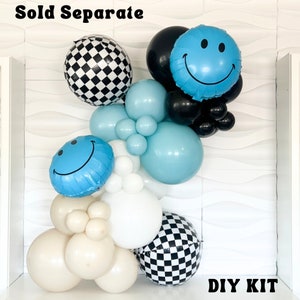 Pu&ograve; includere: Un kit fai-da-te per ghirlande di palloncini con palloncini in alluminio a scacchi bianchi e neri, palloncini in alluminio con faccine sorridenti blu e un mix di palloncini in lattice rotondi nei toni dell'azzurro, bianco e beige. Il testo Sold Separate e DIY KIT &egrave; visibile.