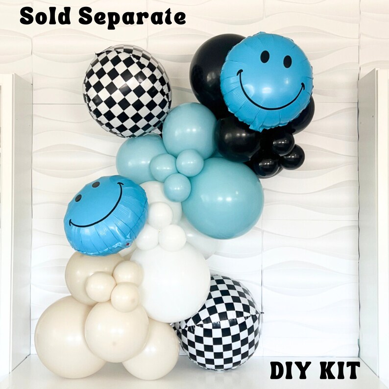 Pu&ograve; includere: Un kit fai-da-te per ghirlande di palloncini con palloncini in alluminio a scacchi bianchi e neri, palloncini in alluminio con faccine sorridenti blu e un mix di palloncini in lattice rotondi nei toni dell'azzurro, bianco e beige. Il testo Sold Separate e DIY KIT &egrave; visibile.