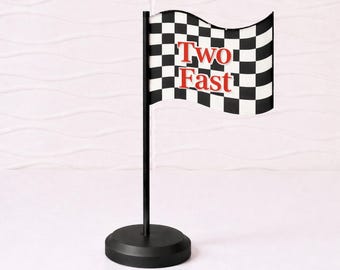 Centro de mesa 3D con bandera de coche de carreras - Cumpleaños de dos rápidos - Cumpleaños de la primera vuelta - Cumpleaños de coche de carreras - Centro de mesa de coche de carreras - Impresión 3D - Pieza de impresión 3D