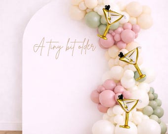 Globos A Tiny Bit Older - A Tiny Bit Older - Decoraciones para fiestas de Martini - Globos de cumpleaños A Tiny Bit Older - Globos de copa de Martini
