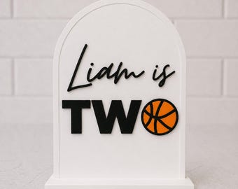 Centro de mesa impreso en 3D para cumpleaños de baloncesto - Nacido para dos pelotas - Decoración de baloncesto - Fiesta de cumpleaños de baloncesto - ¡Es hora de jugar! - Novato del año