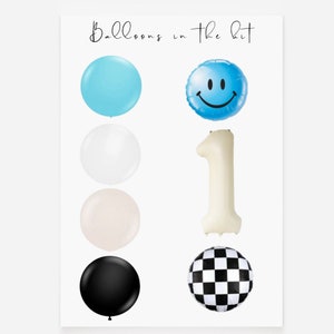 Pu&ograve; includere: Una collezione di palloncini con la scritta "Balloons in the kit" che include un palloncino azzurro, uno bianco, uno beige, uno nero, un palloncino blu con faccina sorridente, un palloncino a forma di numero uno beige e uno a scacchi bianchi e neri.