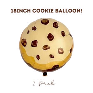 Könnte beinhalten: Zwei 45,7 cm große goldene Ballons in Form von Keksen mit braunen Schokoladenstückchen-Designs. Die Ballons sind aufgeblasen und einsatzbereit. 2er-Pack.