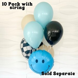 Pu&ograve; includere: Una confezione da 10 palloncini che include colori solidi azzurro, nero, beige e bianco, un palloncino a scacchi bianco e nero e un palloncino blu con una faccina sorridente nera stampata. Il testo 10 Pack with string e Sold Separate &egrave; visibile.