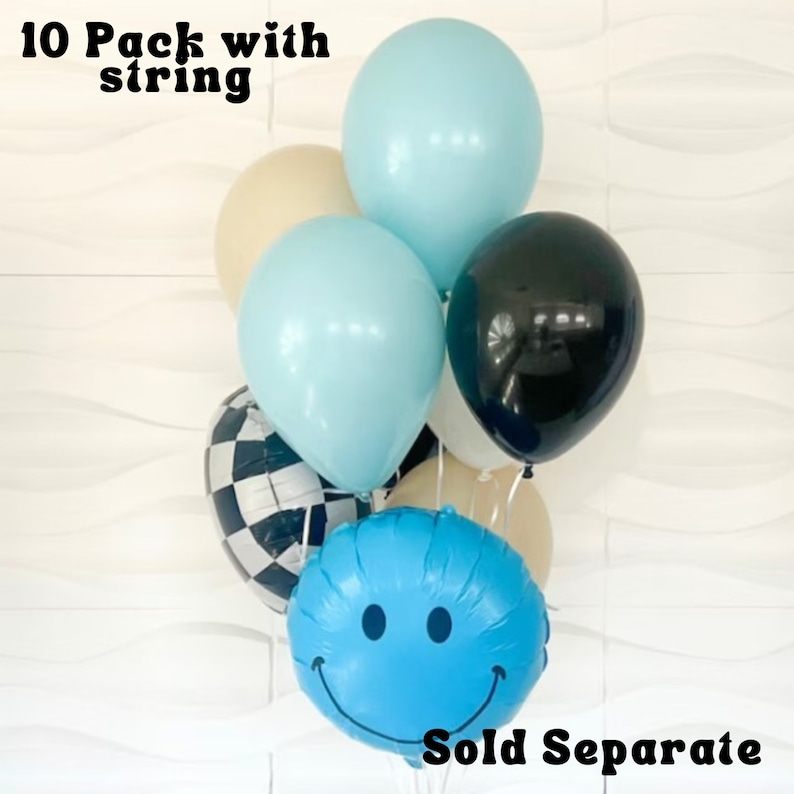 Pu&ograve; includere: Una confezione da 10 palloncini che include colori solidi azzurro, nero, beige e bianco, un palloncino a scacchi bianco e nero e un palloncino blu con una faccina sorridente nera stampata. Il testo 10 Pack with string e Sold Separate &egrave; visibile.