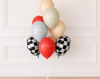 Puede incluir: Un ramo de globos que presenta una mezcla de globos de colores sólidos y a cuadros. La colección incluye dos globos rojos, dos globos beige, un globo gris claro, un globo verde salvia y dos globos a cuadros blancos y negros.
