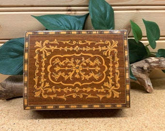 Vintage Wood Trinket Box, Natural Wood Two Tone Inlay Design, Vintage Jewelry Box,