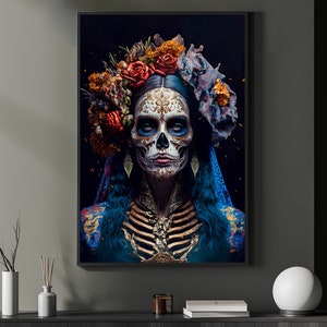 Könnte beinhalten: Eine Frau mit Zucker Schädel Make-up trägt eine Blumenkrone mit blauen und weißen Akzenten. Der Hintergrund ist dunkel und der Ausdruck der Frau ist ernst.