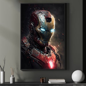 Può includere: Un primo piano del casco di Iron Man, con una finitura metallica rossa e dorata. Il casco ha una luce blu brillante che emana dagli occhi. Lo sfondo è scuro e sfocato, con alcune scintille di luce.