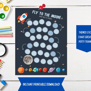 Puede incluir: Un gráfico imprimible con un tema de cohete y luna. El gráfico tiene una cuadrícula de círculos para pegatinas y el texto "Fly to the Moon! And get a prize!" El gráfico está diseñado para el entrenamiento para ir al baño.