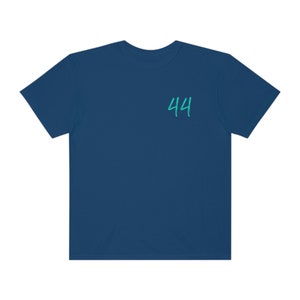 Peut inclure: Un t-shirt bleu marine avec le num&eacute;ro 44 &eacute;crit en vert turquoise sur le devant.