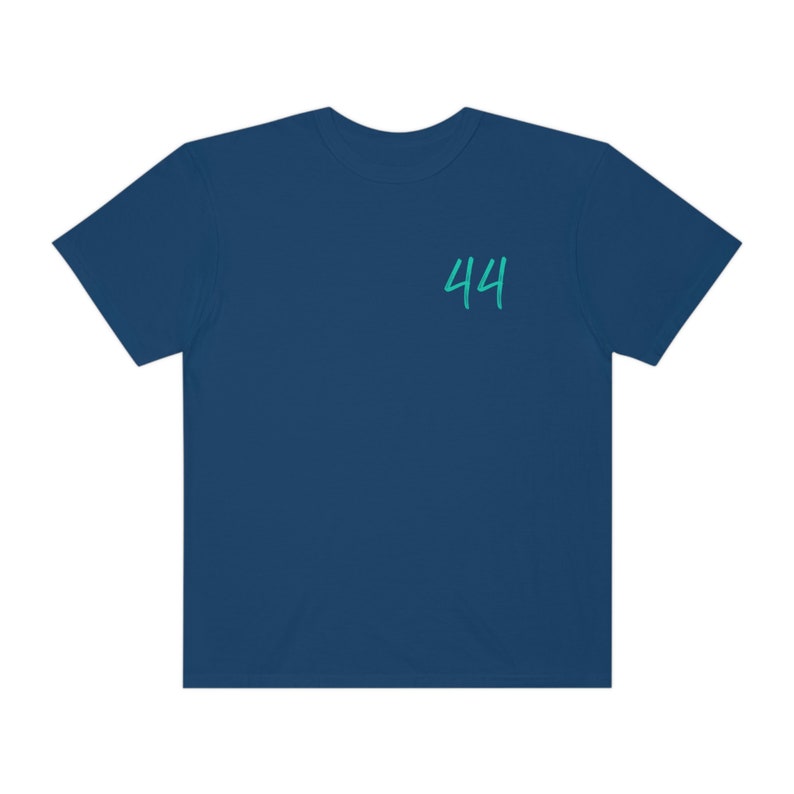 Peut inclure: Un t-shirt bleu marine avec le num&eacute;ro 44 &eacute;crit en vert turquoise sur le devant.