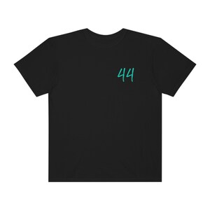 Peut inclure: T-shirt noir avec le num&eacute;ro "44" imprim&eacute; en vert turquoise sur le devant.