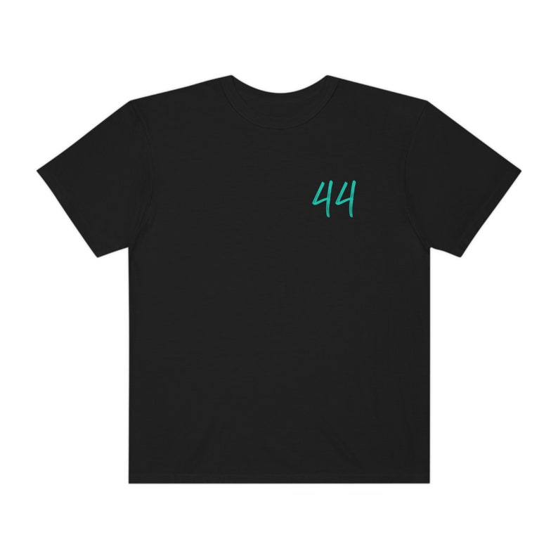 Peut inclure: T-shirt noir avec le num&eacute;ro "44" imprim&eacute; en vert turquoise sur le devant.