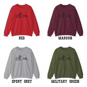 Peut inclure: Quatre sweat-shirts avec un graphique de cowboy &agrave; cheval et en train de lassoer un taureau. Les sweat-shirts sont en rouge, bordeaux, gris sport et vert militaire.