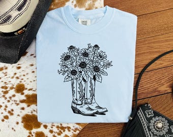 Camiseta con botas de girasol del oeste, camiseta con gráfico de botas de vaquera, camiseta con flores de inspiración vintage, regalos campestres, camiseta con colores cómodos