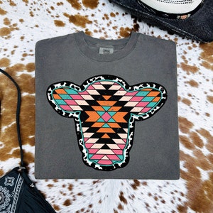 Camiseta de vaca con patrón azteca, camiseta gráfica de estilo vintage, regalos campestres para él o ella, camisa de colores cómodos