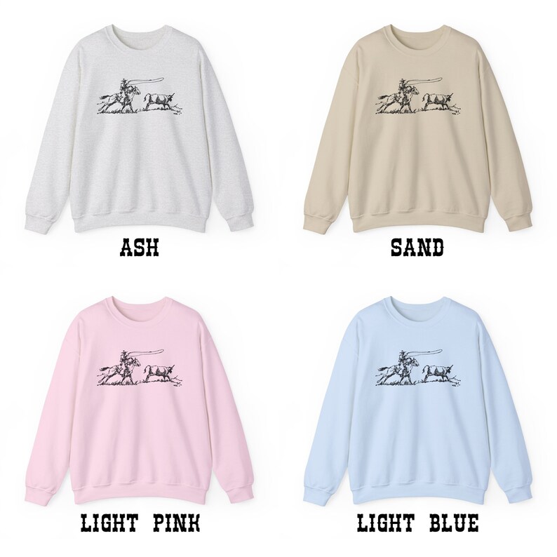 Peut inclure: Quatre sweat-shirts de couleurs diff&eacute;rentes&nbsp;: gris cendr&eacute;, sable, rose clair et bleu clair. Chaque sweat-shirt pr&eacute;sente un motif noir et blanc d&rsquo;un cow-boy &agrave; cheval qui l&acirc;che un lasso sur un b&oelig;uf.