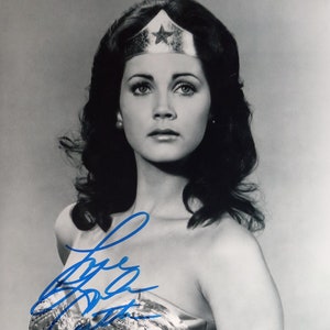 リンダ・カーター直筆サイン入り 8x10 写真（第三者認証付き） - ワンダーウーマン