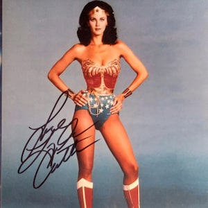 リンダ・カーター直筆サイン入り 8x10 写真（第三者認証付き） - ワンダーウーマン