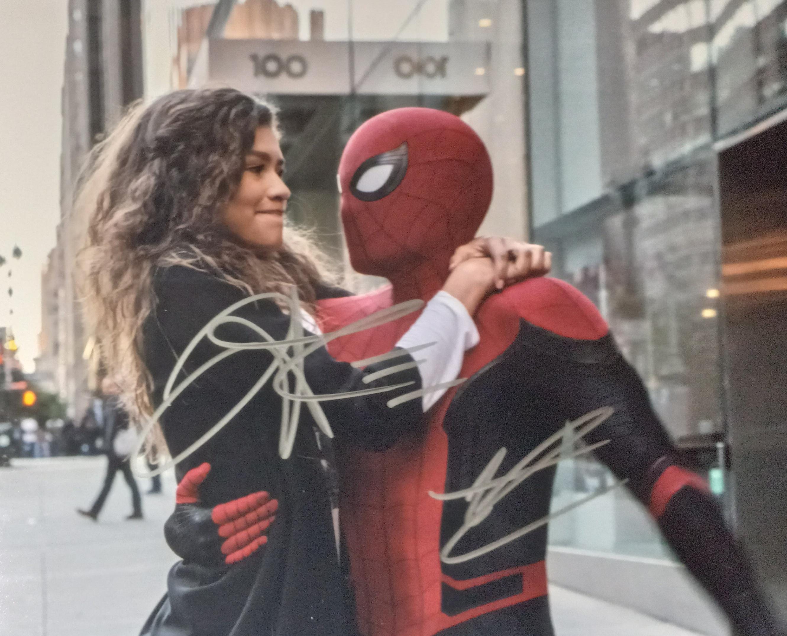 トム・ホランド＆ゼンデイヤ - 直筆サイン入り8x10写真（第三者機関