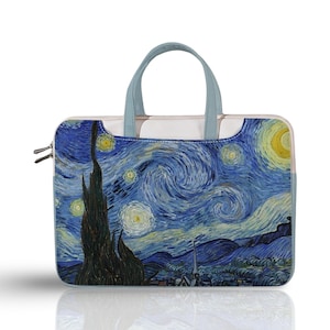Op de afbeelding: Een blauwe laptoptas met een witte handvat en een print van Vincent van Gogh's schilderij "De Sterrennacht".
