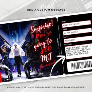 Op de afbeelding: Een zwart-wit ticket voor "MJ The Musical" met de tekst "Surprise! You're going to see MJ the musical." Het ticket bevat een aangepaste boodschap, datum en naam. De achtergrond toont een podiumvoorstelling.