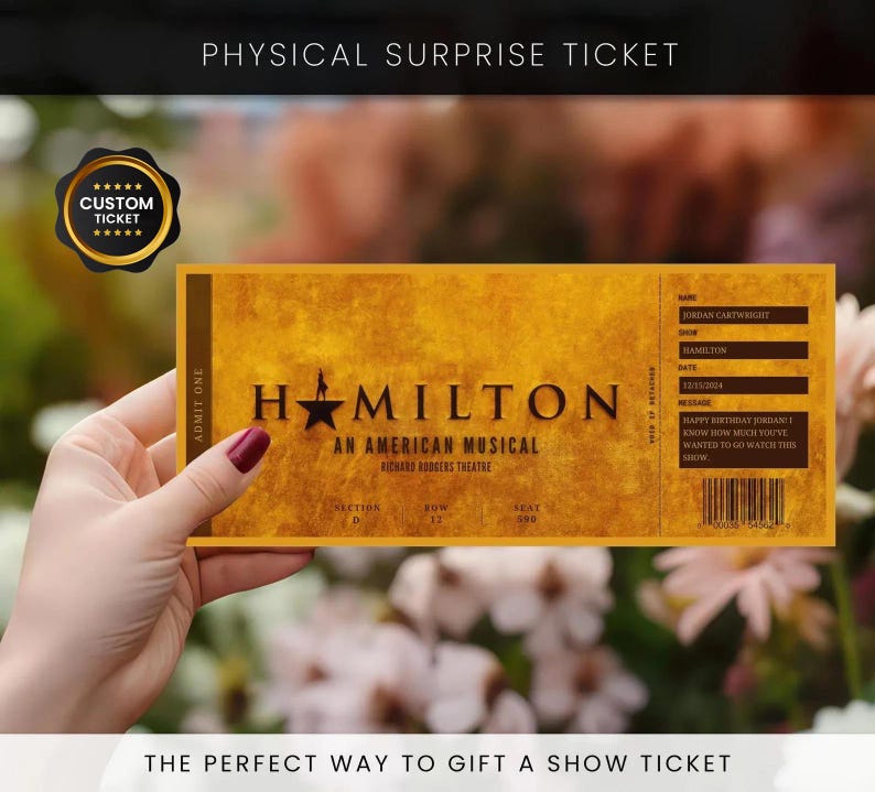 Op de afbeelding: Een gepersonaliseerd ticket voor de musical Hamilton, met een goud-bruin ontwerp. Het ticket bevat de naam van de show, de datum en een gepersonaliseerde boodschap. De tekst "Physical Surprise Ticket" staat bovenaan.