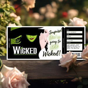 Op de afbeelding: Een gepersonaliseerd ticket voor de musical "Wicked" met een zwart-wit ontwerp. Het ticket toont het logo van de show, een groen gezicht van een heks en de tekst "Surprise! You're going to see Wicked!". Bevat een gepersonaliseerde boodschap.