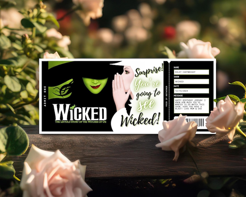 Op de afbeelding: Een gepersonaliseerd ticket voor de musical "Wicked" met een zwart-wit ontwerp. Het ticket toont het logo van de show, een groen gezicht van een heks en de tekst "Surprise! You're going to see Wicked!". Bevat een gepersonaliseerde boodschap.