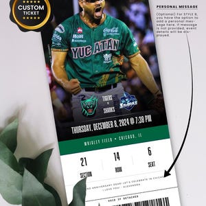 Pu&ograve; includere: Un biglietto di baseball personalizzato con la foto di un giocatore di baseball in uniforme verde. Il biglietto include data, ora e luogo della partita, insieme a informazioni su sezione, fila e posto. &Egrave; presente anche un timbro personalizzato dorato.
