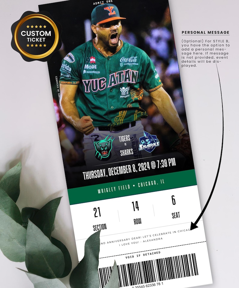 Pu&ograve; includere: Un biglietto di baseball personalizzato con la foto di un giocatore di baseball in uniforme verde. Il biglietto include data, ora e luogo della partita, insieme a informazioni su sezione, fila e posto. &Egrave; presente anche un timbro personalizzato dorato.