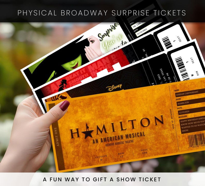 Op de afbeelding: Een hand houdt verschillende fysieke Broadway-verrassingstickets vast. De tickets zijn voor verschillende shows, waaronder "Hamilton" en "The Lion King". De tickets hebben showdetails en data afgedrukt. De tekst bovenaan luidt "Fysieke Broadway-verrassingstickets".