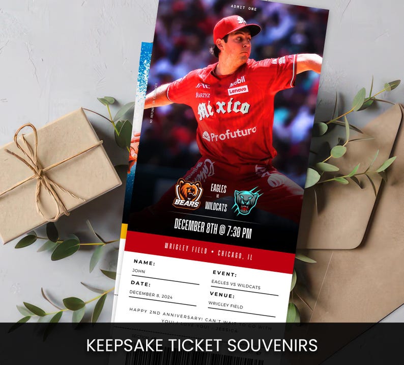 Pu&ograve; includere: Un souvenir di biglietto da baseball con un design rosso e nero. Il biglietto presenta un giocatore di baseball con una maglia rossa, i loghi delle squadre Eagles e Wildcats e il testo "DECEMBER 8TH @ 7:30 PM". Il testo "KEEPSAKE TICKET SOUVENIRS" &egrave; in basso.