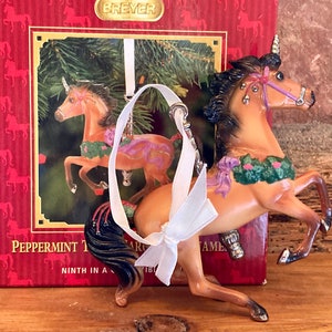 Enfeite de Natal pendurado em carrossel com torção de hortelã-pimenta Breyer 2008 - em caixa