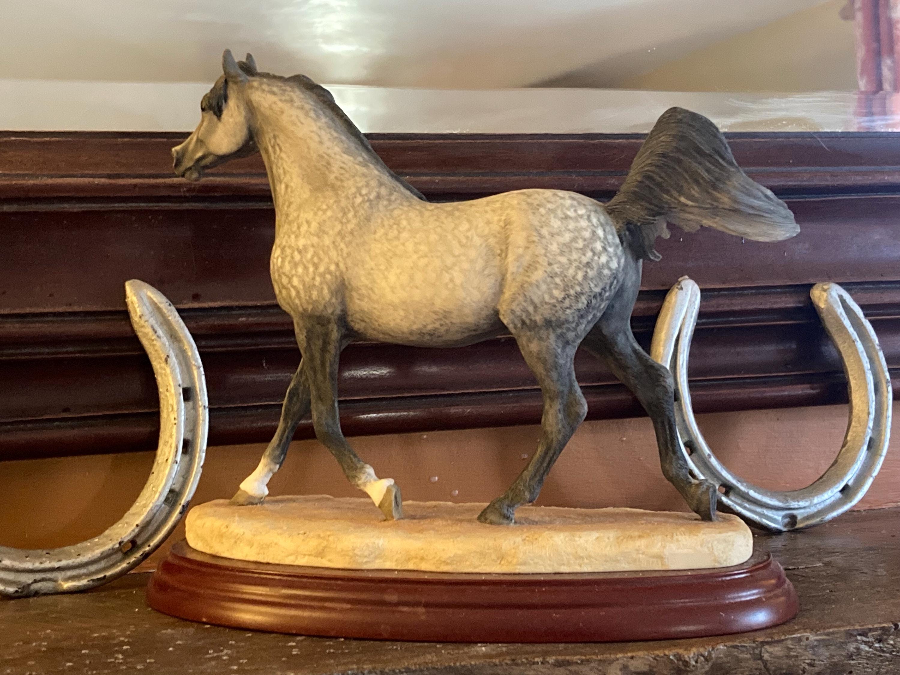 Lettera Decorativa 'P' Con Coniglietto Peter Rabbit - Border Fine Arts, Resina Dipinta A Mano, 7cm