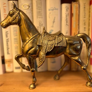 Mosiężna figurka konia arabskiego. Tradycyjne siodło arabskie. Klasyczny, zabytkowy przedmiot.