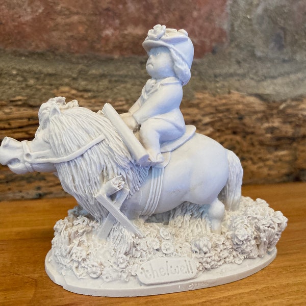 Ornement figurine poney Norman Thelwell 1986. Collection Chiltern. Humour équestre. Pénélope et Kipper. Poneys Thelwell