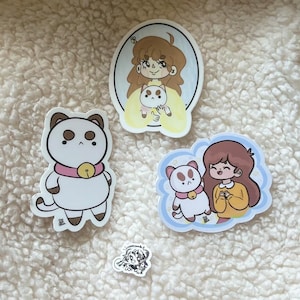 Pegatina de dibujos animados de abeja y perro-gato