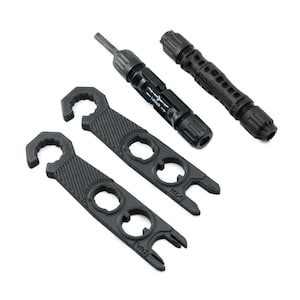 Könnte beinhalten: Ein Satz aus vier schwarzen Werkzeugen zum Crimpen von elektrischen Steckverbindern. Die Werkzeuge umfassen zwei Schraubenschlüssel mit verschiedenen Öffnungsgrößen, ein Crimpwerkzeug und einen Abisolierer. Die Schraubenschlüssel tragen die Aufschriften "EU/NZ" und "MCA".