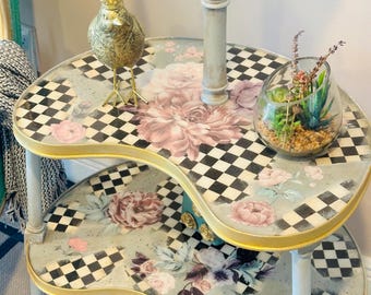Vintage painted side table/ entryway table with lamp