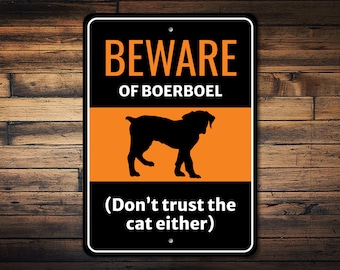 Peut inclure: Un panneau d'avertissement noir et orange avec du texte blanc qui dit "Attention au Boerboel (Ne faites pas confiance au chat non plus)". Une silhouette d'un chien Boerboel est représentée au centre du panneau.
