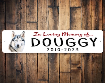 Könnte beinhalten: Weißes Gedenkschild mit einem Schwarzweißbild eines Husky-Hundes. Das Schild trägt die Aufschrift "In liebevoller Erinnerung an... Dougy 2010-2023".