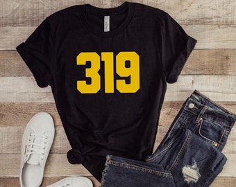 Iowa City IA 319 indicatif régional T-shirt unisexe à manches courtes Iowa indicatif régional T-shirt noir et or Burlington cadeau Johnson County Cedar Rapids Oelwein