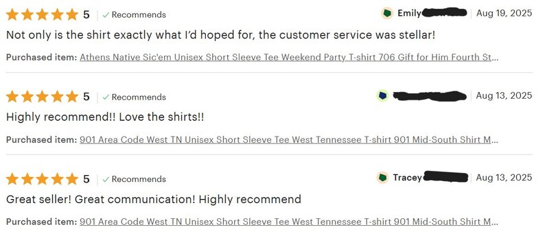 Puede incluir: Una captura de pantalla de rese&ntilde;as de clientes de Etsy. Cada rese&ntilde;a muestra una calificaci&oacute;n de 5 estrellas, una recomendaci&oacute;n y un comentario. Las rese&ntilde;as mencionan la calidad de la camiseta y el servicio al cliente. Tambi&eacute;n se ven fechas y nombres de usuario.