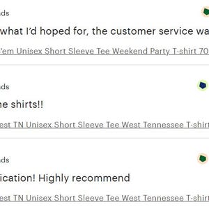 Puede incluir: Una captura de pantalla de rese&ntilde;as de clientes de Etsy. Cada rese&ntilde;a muestra una calificaci&oacute;n de 5 estrellas, una recomendaci&oacute;n y un comentario. Las rese&ntilde;as mencionan la calidad de la camiseta y el servicio al cliente. Tambi&eacute;n se ven fechas y nombres de usuario.