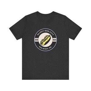 Camiseta de manga corta unisex para amantes de los perritos calientes de Raleigh, Carolina del Norte. El mejor regalo de verano para barbacoa para fanáticos de Glizzy, esposo, amante de la comida y papá, 4 de julio. imagen 2