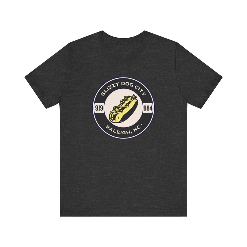 Camiseta de manga corta unisex para amantes de los perritos calientes de Raleigh, Carolina del Norte. El mejor regalo de verano para barbacoa para fanáticos de Glizzy, esposo, amante de la comida y papá, 4 de julio. imagen 2
