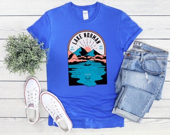 Lake Norman NC Camiseta Unisex Softstyle Carolina del Norte verano camping al aire libre lago recuerdo, paseos en bote de aventura y amante de la pesca